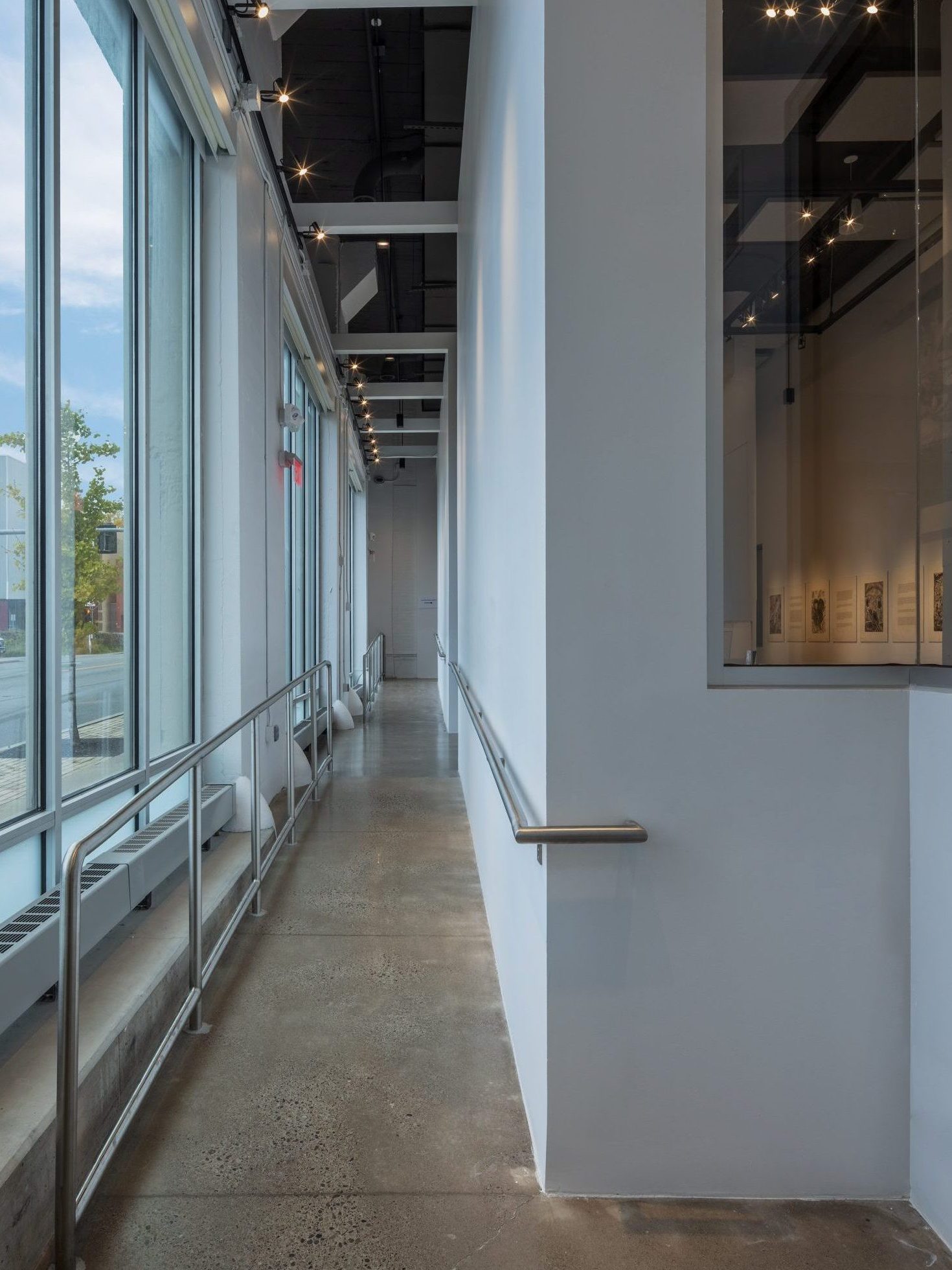 SU- Cantor Gallery-285A0865-HDR hallway ramp with preview window